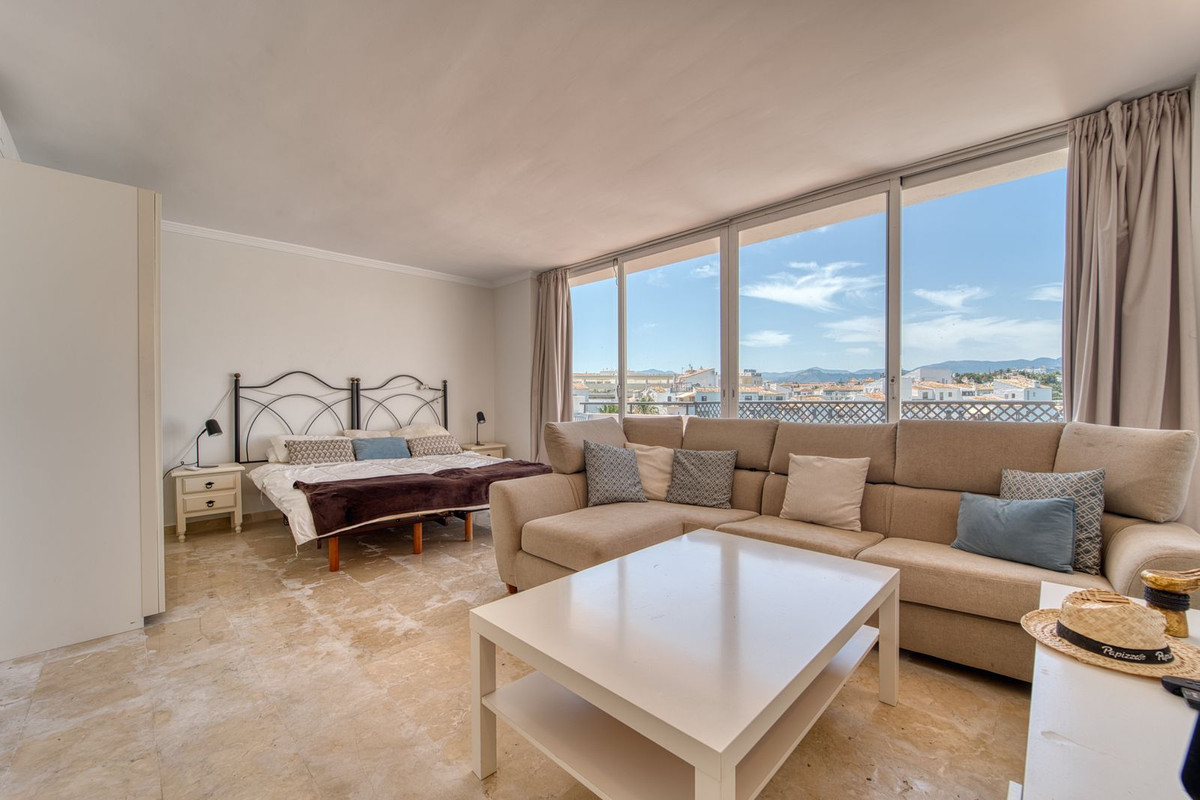 Ático de 4 Dormitorios y 4 Baños en venta en Puerto Banús
