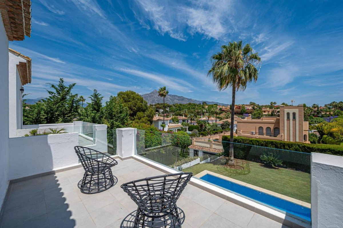 6 спални, 5 бани - Вила за продажба в Nueva Andalucia, Marbella