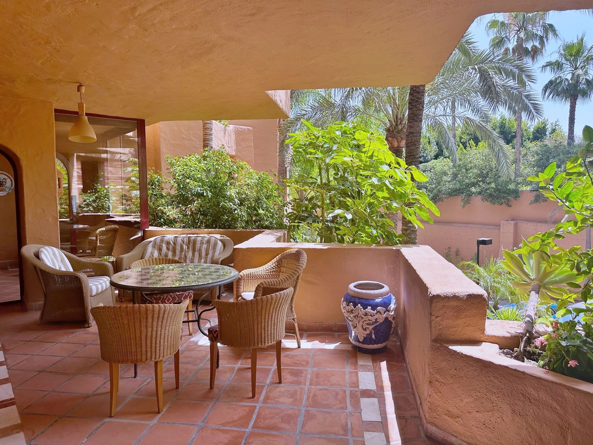 Piso de 2 Dormitorios en venta en Nueva Milla de Oro, Estepona