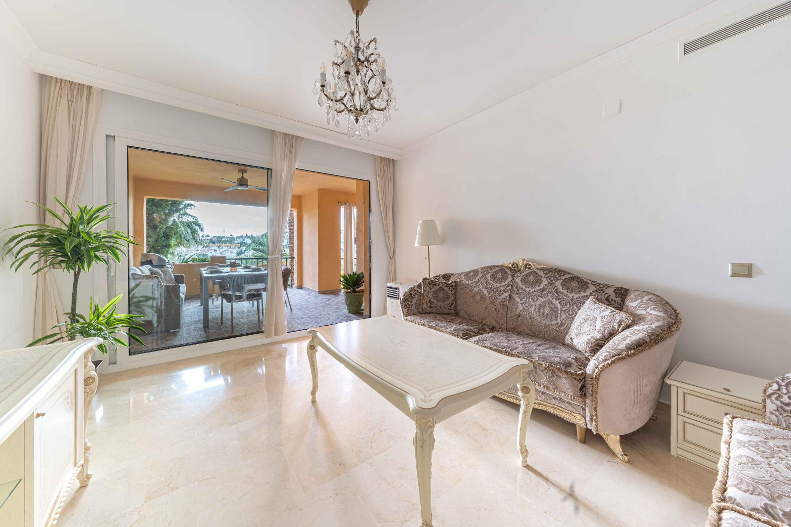 Piso de 2 Dormitorios en venta en El Paraíso, Estepona