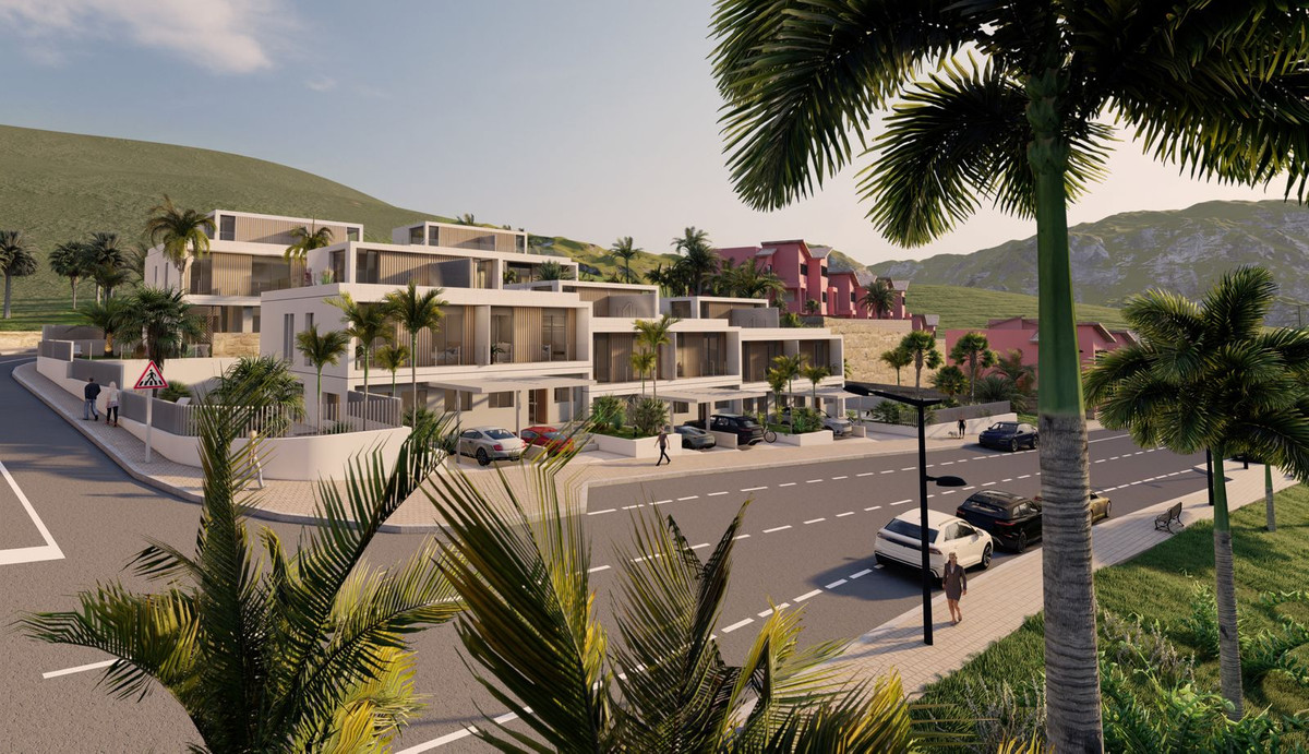 Casa Adosada de 4 Dormitorios en venta en Estepona