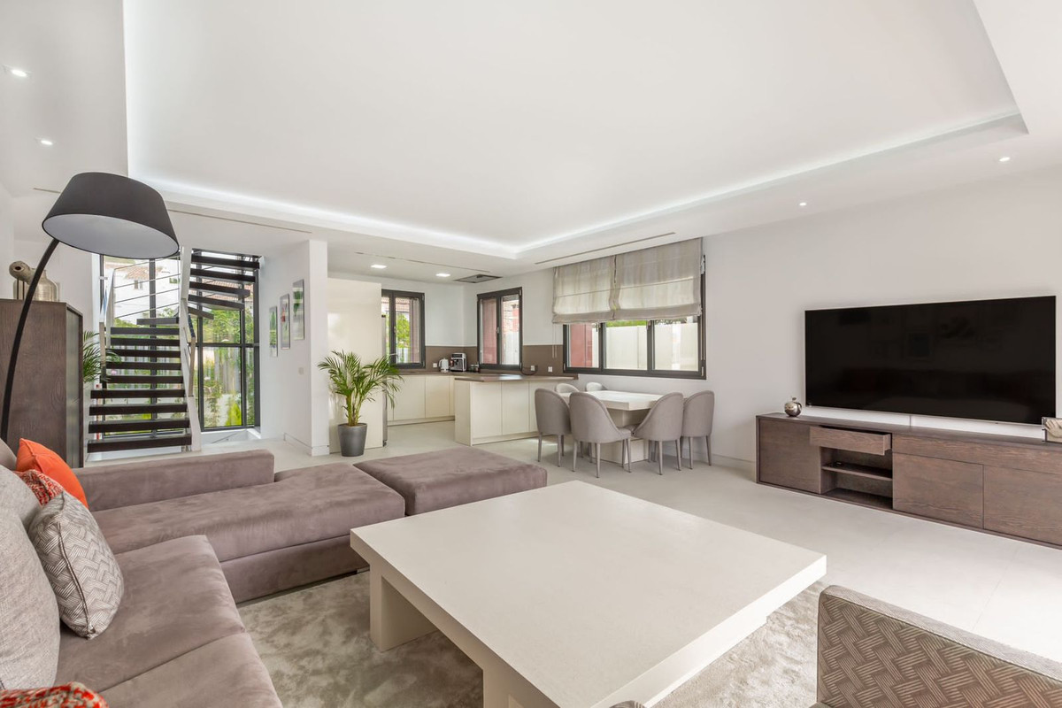Casa de 5 Dormitorios en venta en Milla de Oro, Marbella