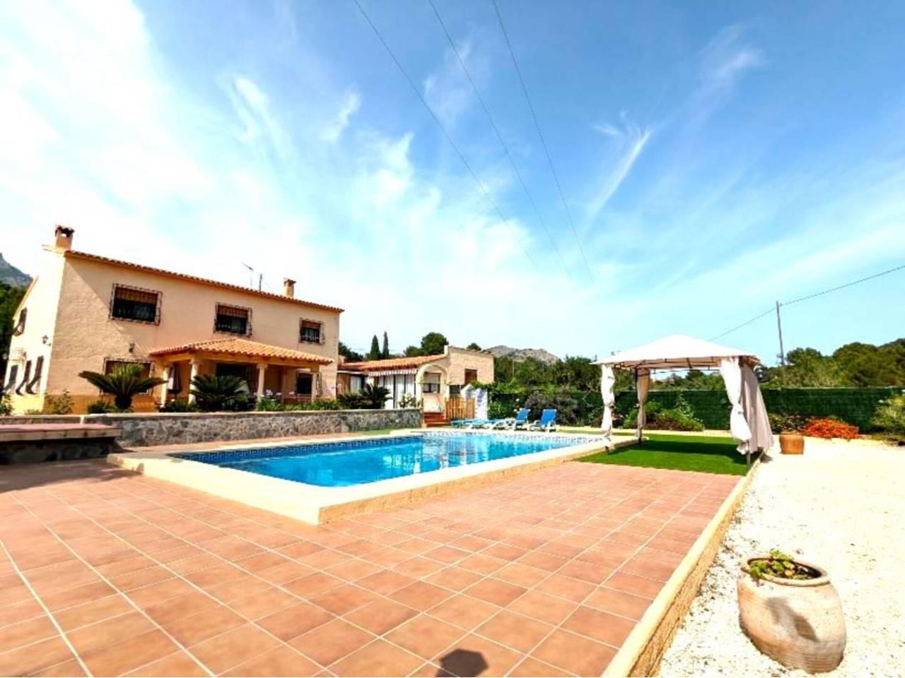 Casa Adosada de 5 Dormitorios en venta en Benidorm Centro Urbano