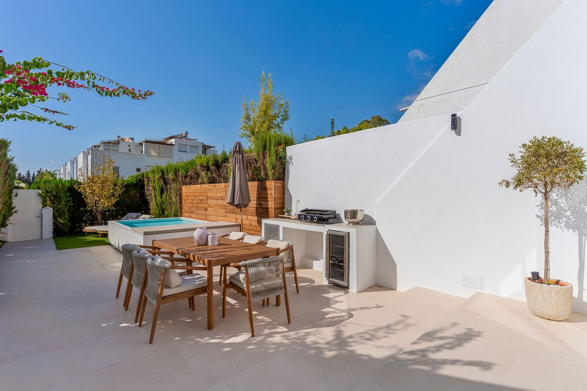 Casa Adosada de 4 Dormitorios y 4 Baños en venta en Milla de Oro, Marbella