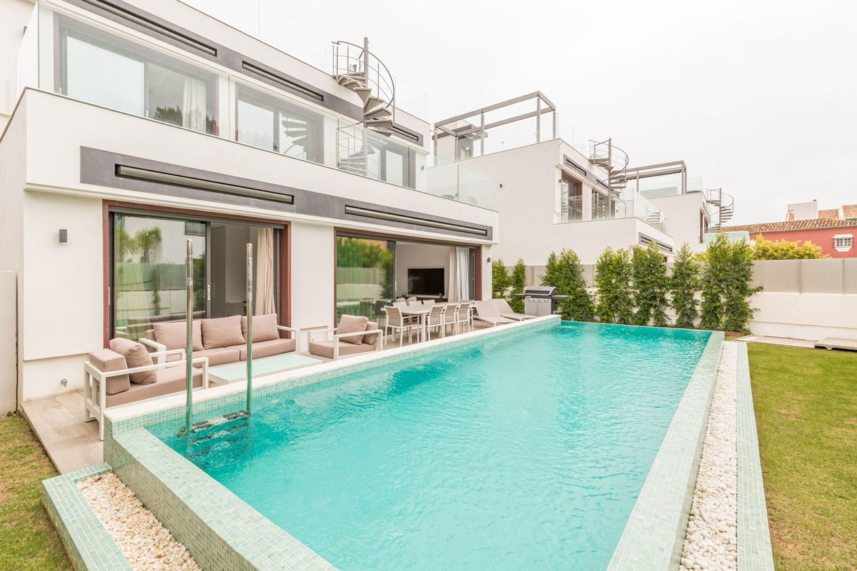 Casa de 5 Dormitorios en venta en Milla de Oro, Marbella