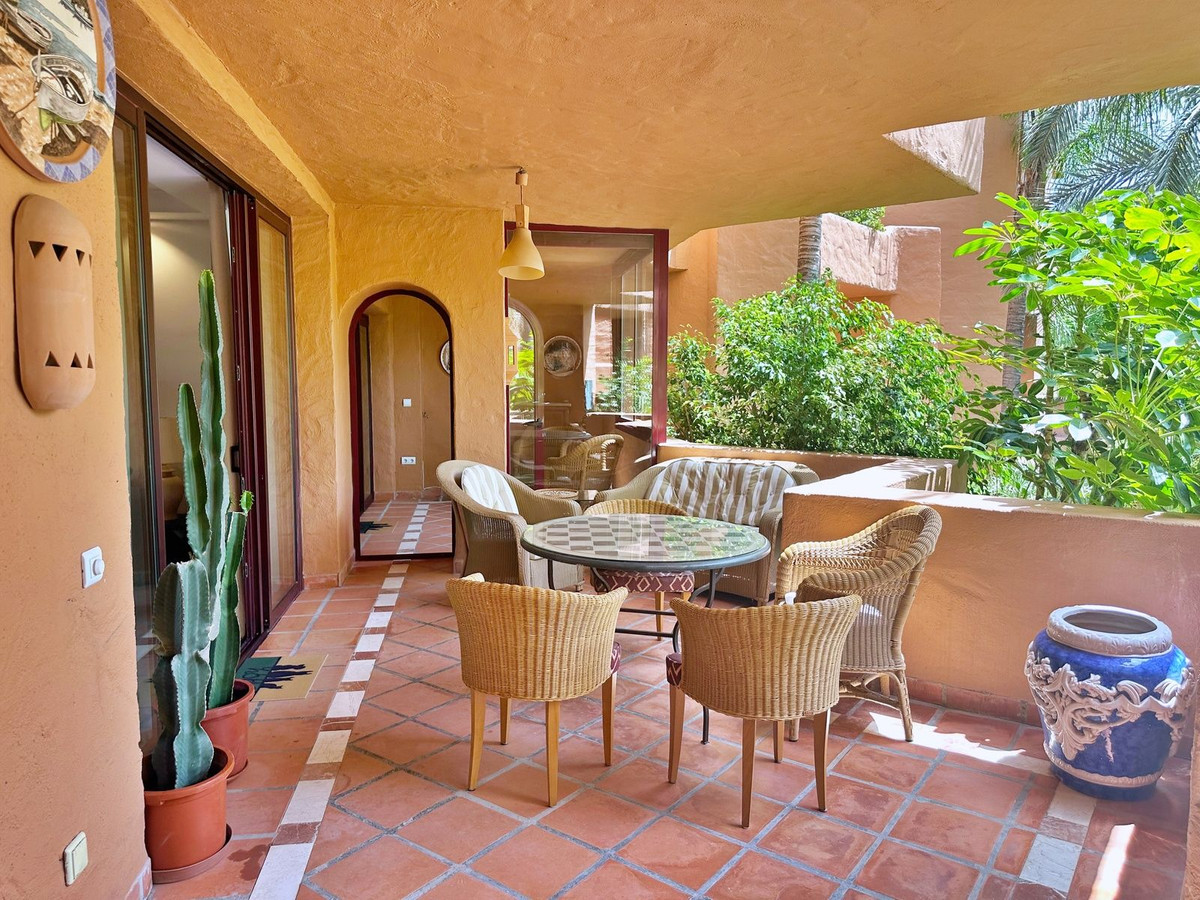 Piso de 2 Dormitorios en venta en Nueva Milla de Oro, Estepona