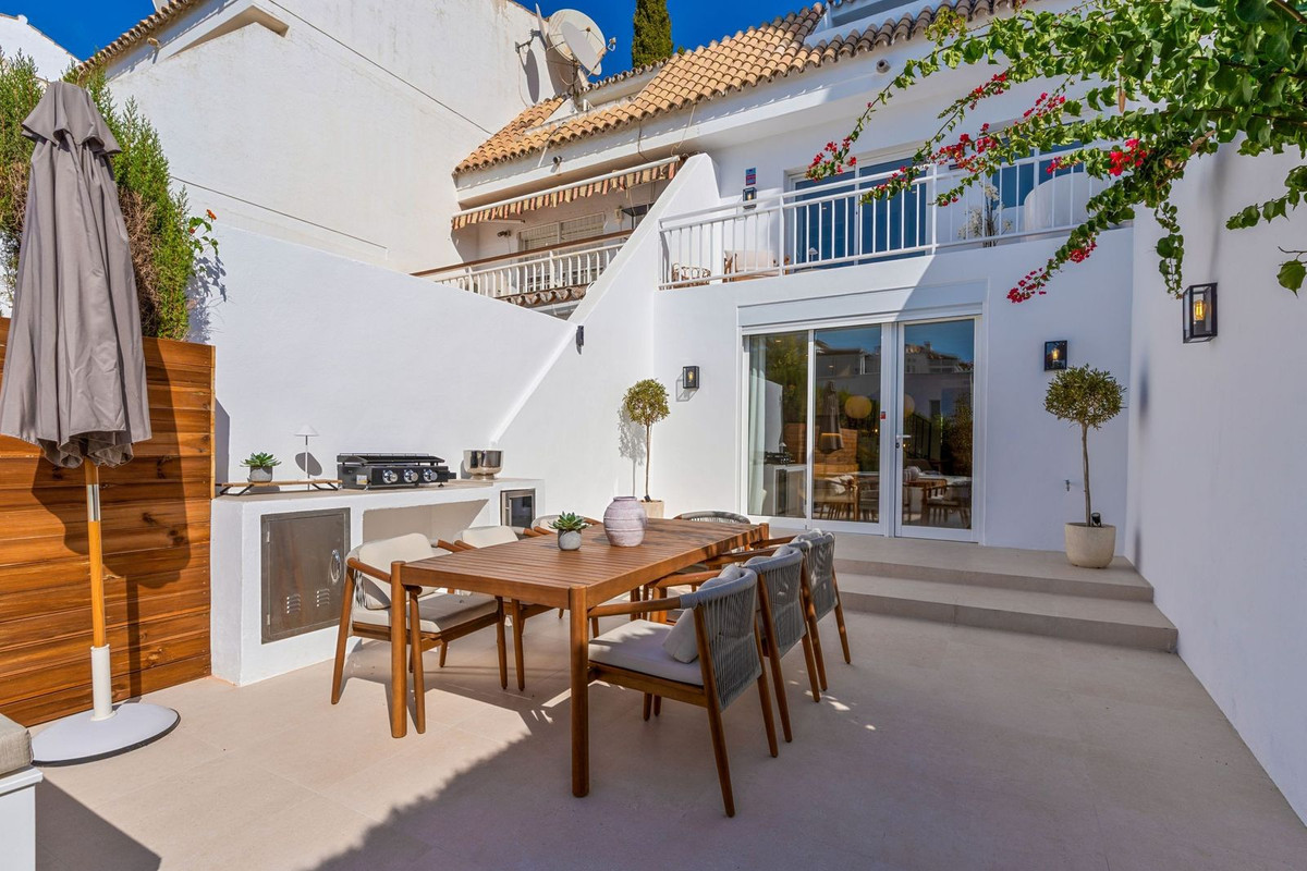 Casa Adosada de 4 Dormitorios y 4 Baños en venta en Milla de Oro, Marbella