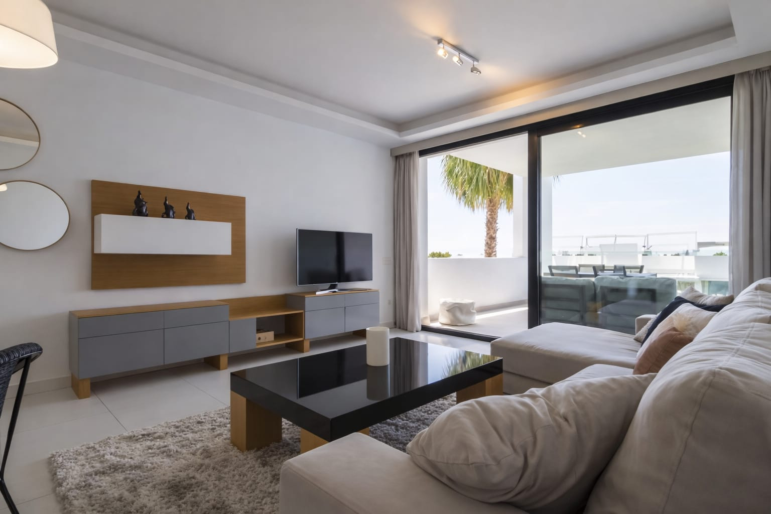 Piso de 2 Dormitorios en alquiler en Atalaya, Estepona