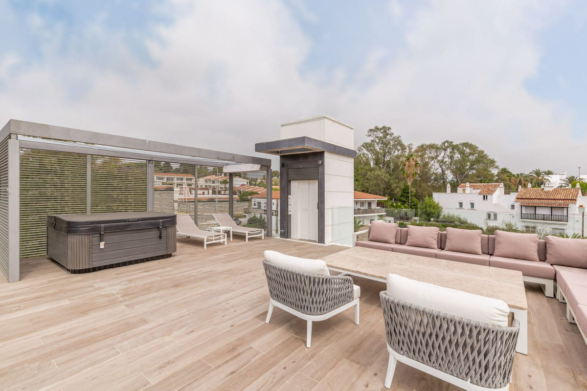 Casa de 5 Dormitorios en venta en Milla de Oro, Marbella