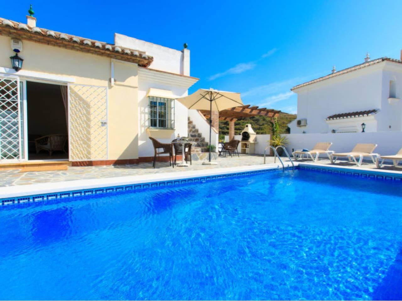 Casa Adosada de 5 Dormitorios y 3 Baños en venta en Nerja