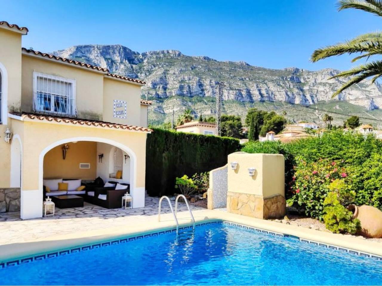 Casa Adosada de 2 Dormitorios y 2 Baños en venta en Monte Pego, Dénia