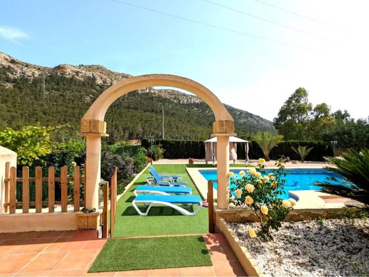 Casa Adosada de 5 Dormitorios en venta en Benidorm Centro Urbano