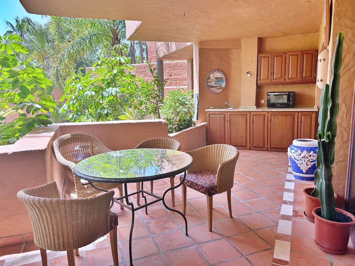 Piso de 2 Dormitorios en venta en Nueva Milla de Oro, Estepona