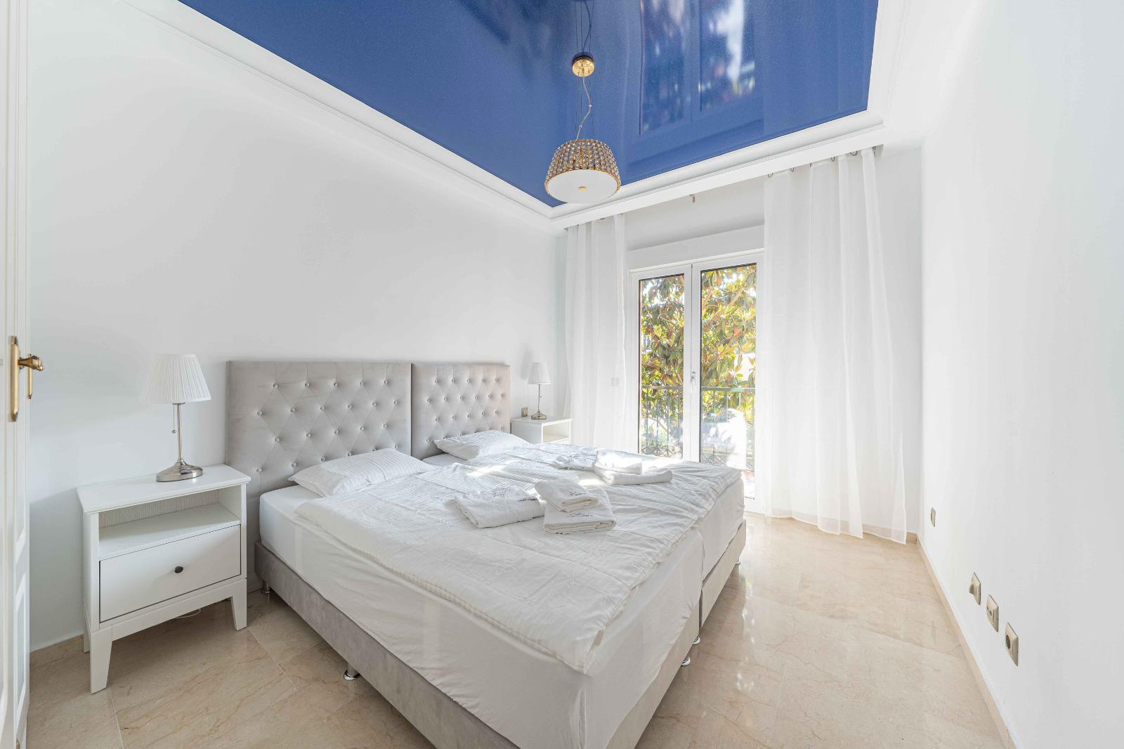 Piso de 2 Dormitorios en venta en El Paraíso, Estepona