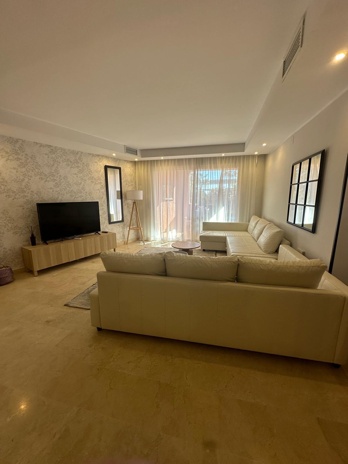 Piso de 3 Dormitorios y 2 Baños en alquiler en Milla de Oro, Marbella