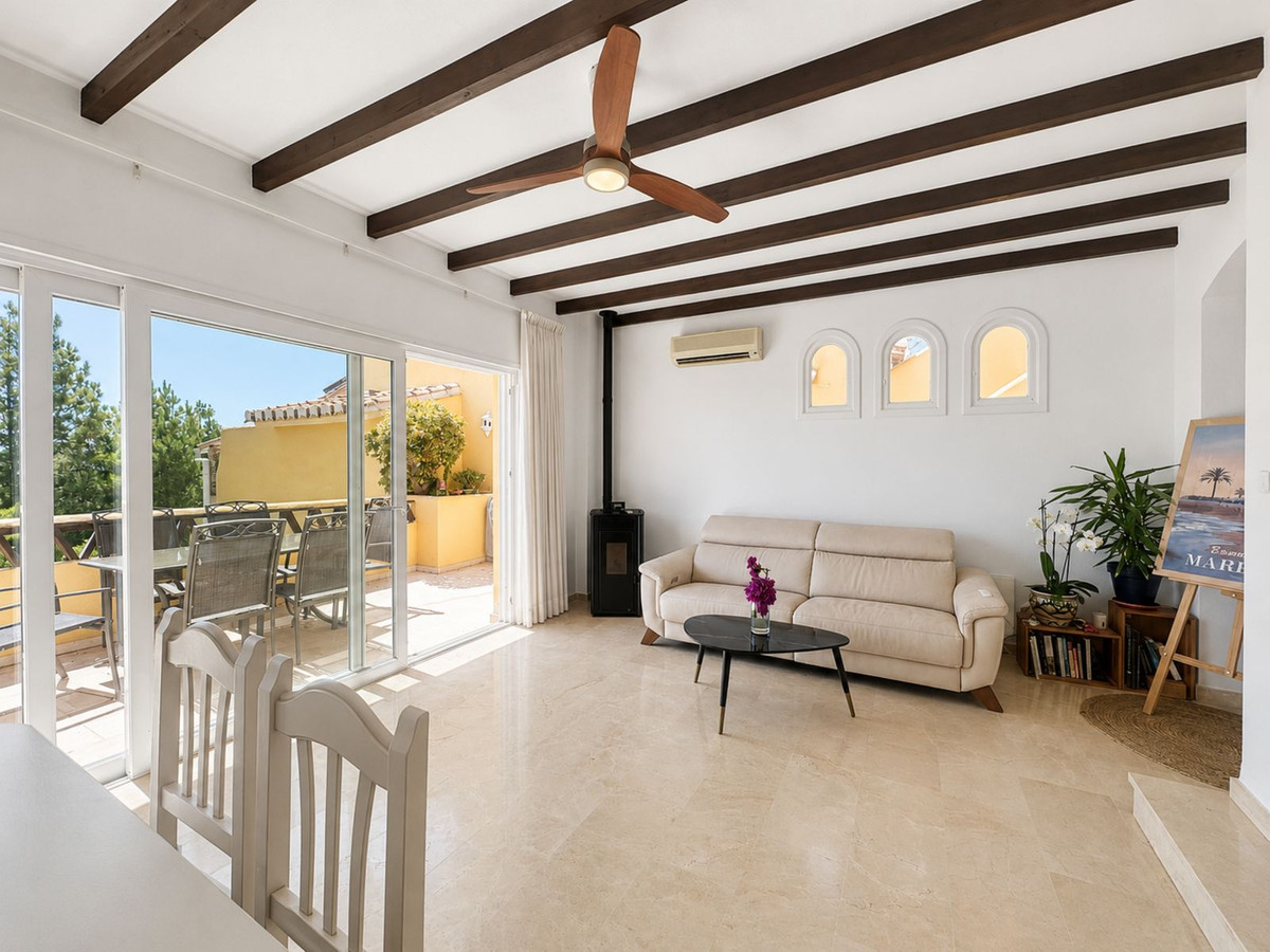Casa Adosada de 3 Dormitorios en venta en Calahonda