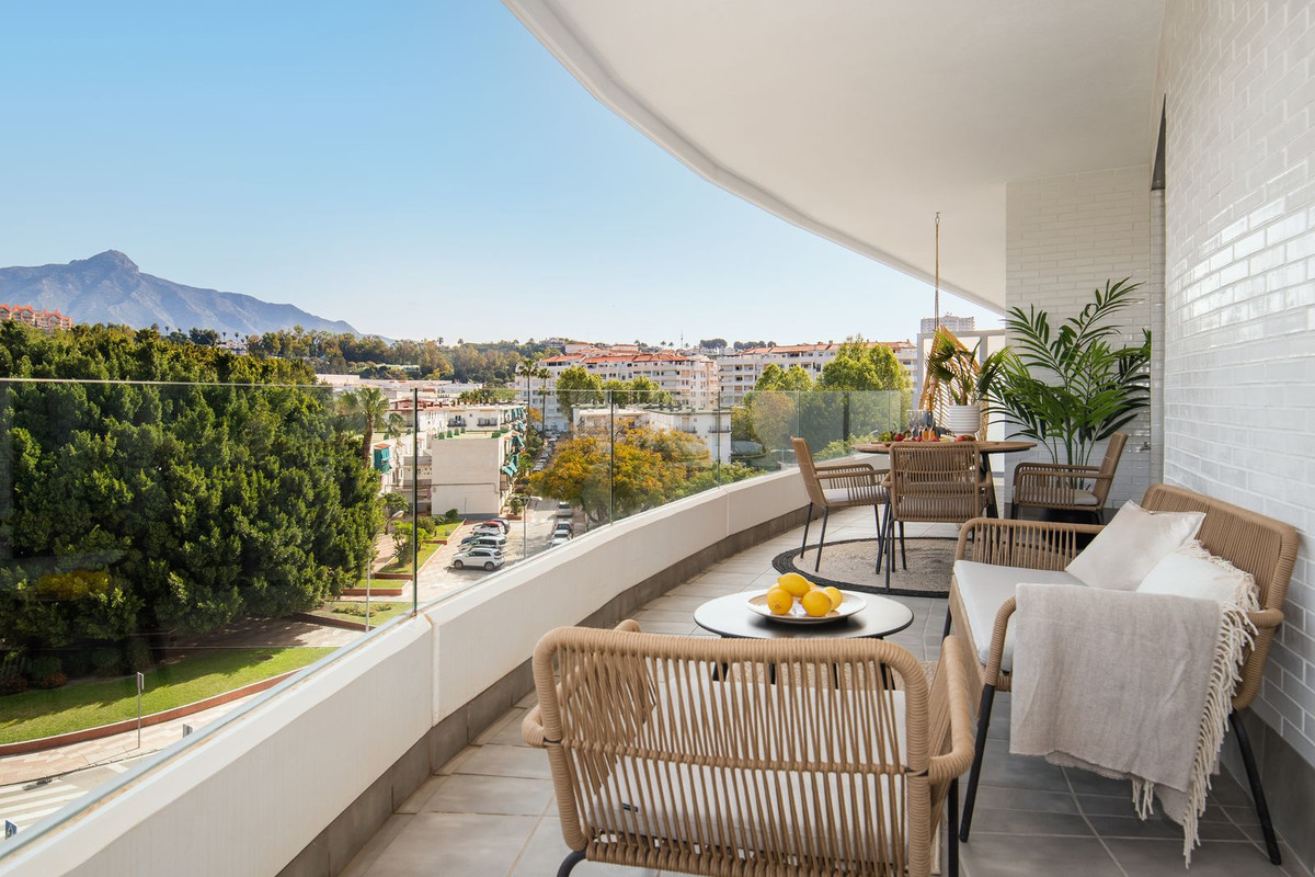 Piso de 2 Dormitorios en venta en Nueva Andalucía, Marbella