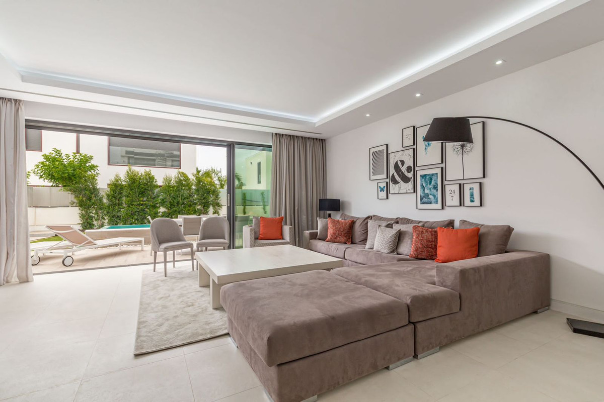 Casa de 5 Dormitorios en venta en Milla de Oro, Marbella