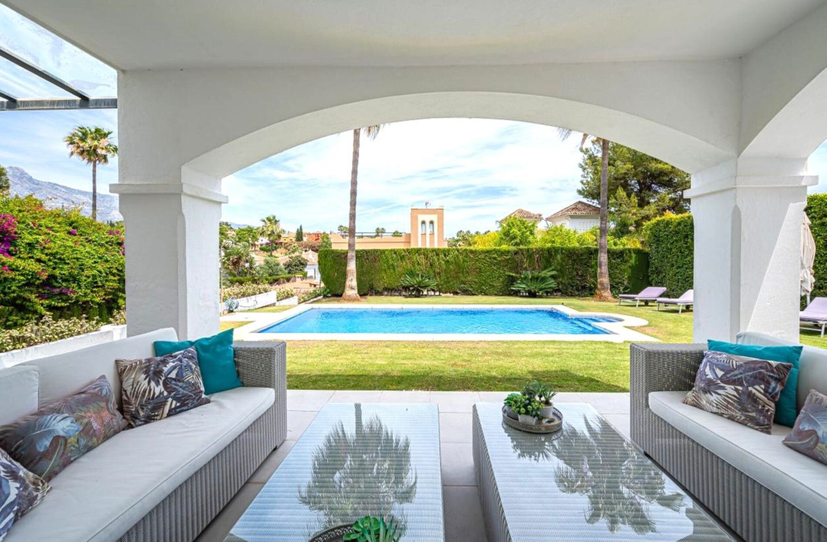 6 спални, 5 бани - Вила за продажба в Nueva Andalucia, Marbella