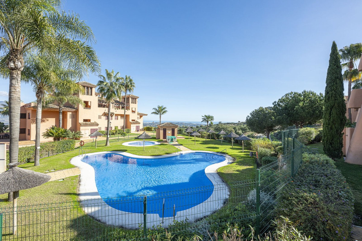 Piso de 2 Dormitorios en venta en La Mairena, Marbella