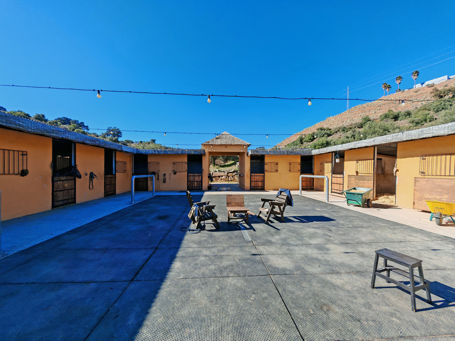 Finca de 12 Dormitorios en venta en Coin