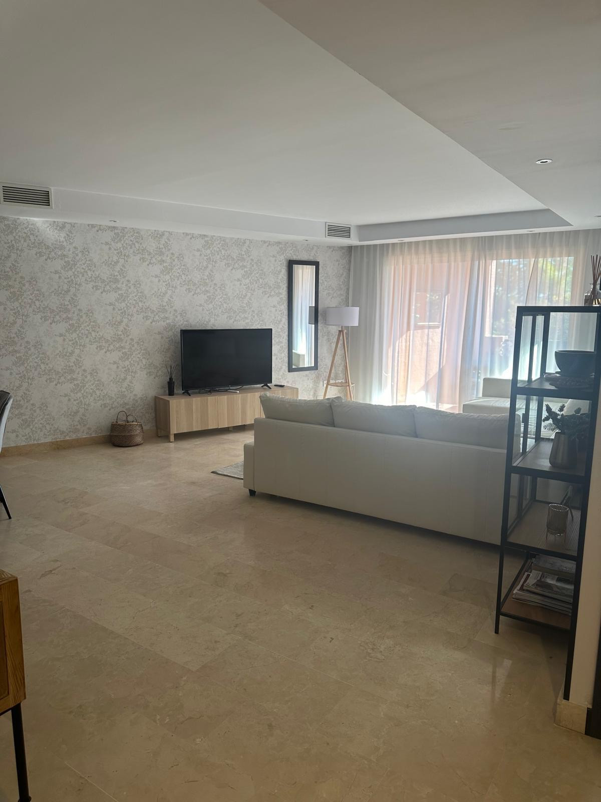 Piso de 3 Dormitorios y 2 Baños en alquiler en Milla de Oro, Marbella