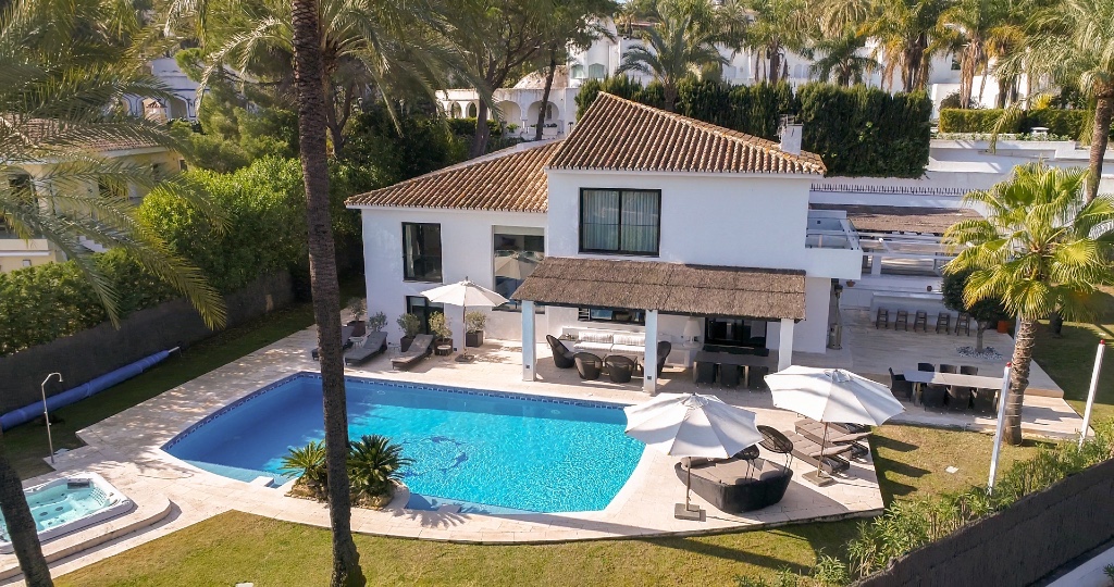 Casa de 5 Dormitorios y 6 Baños en venta en Nueva Andalucía, Marbella