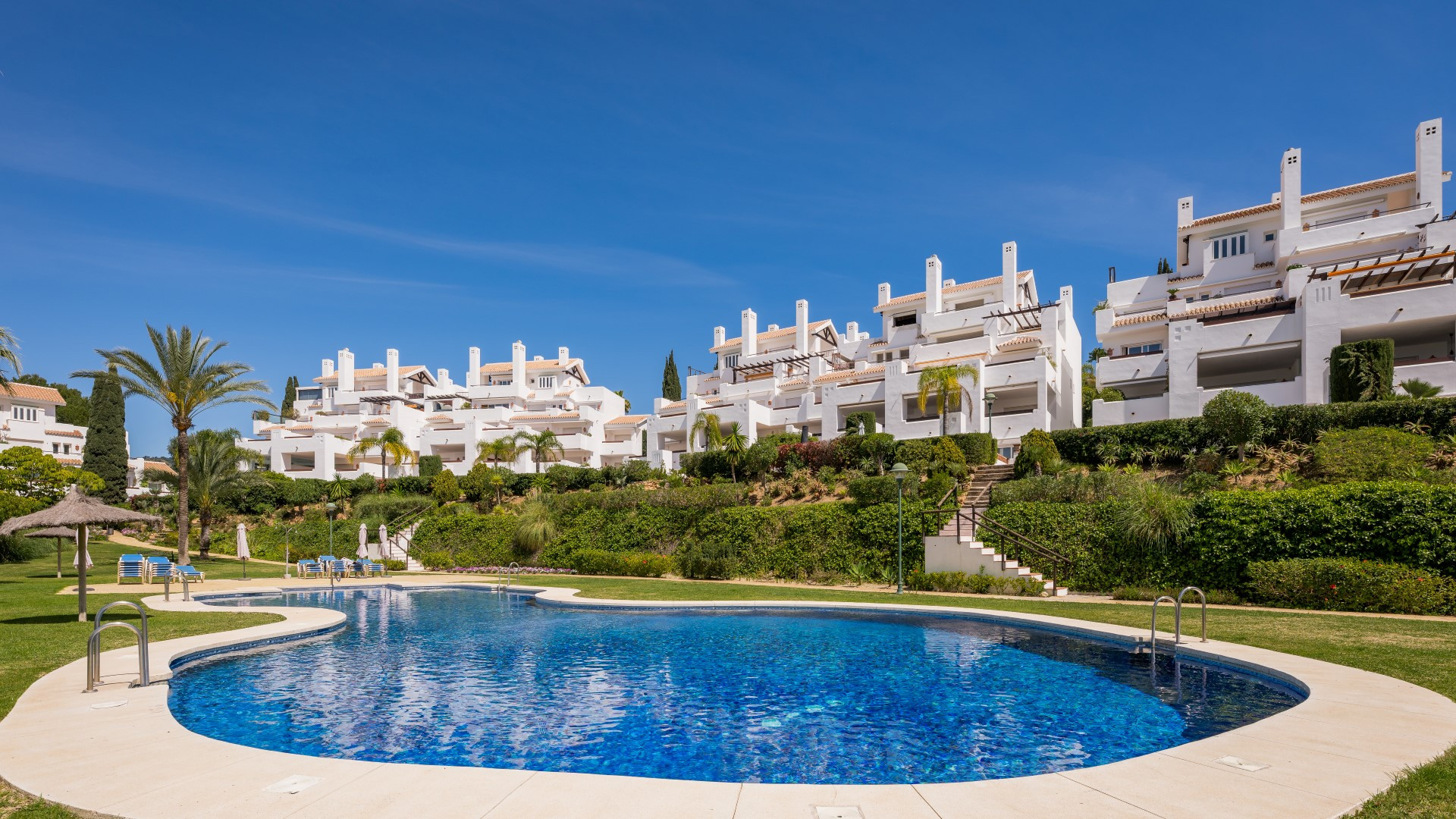 Piso de 3 Dormitorios y 2 Baños en venta en Los Monteros, Marbella