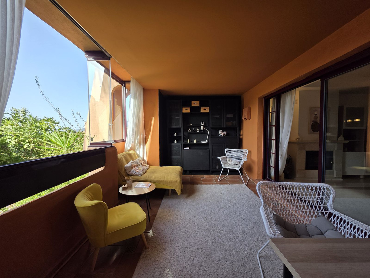 Piso de 2 Dormitorios en venta en La Mairena, Marbella