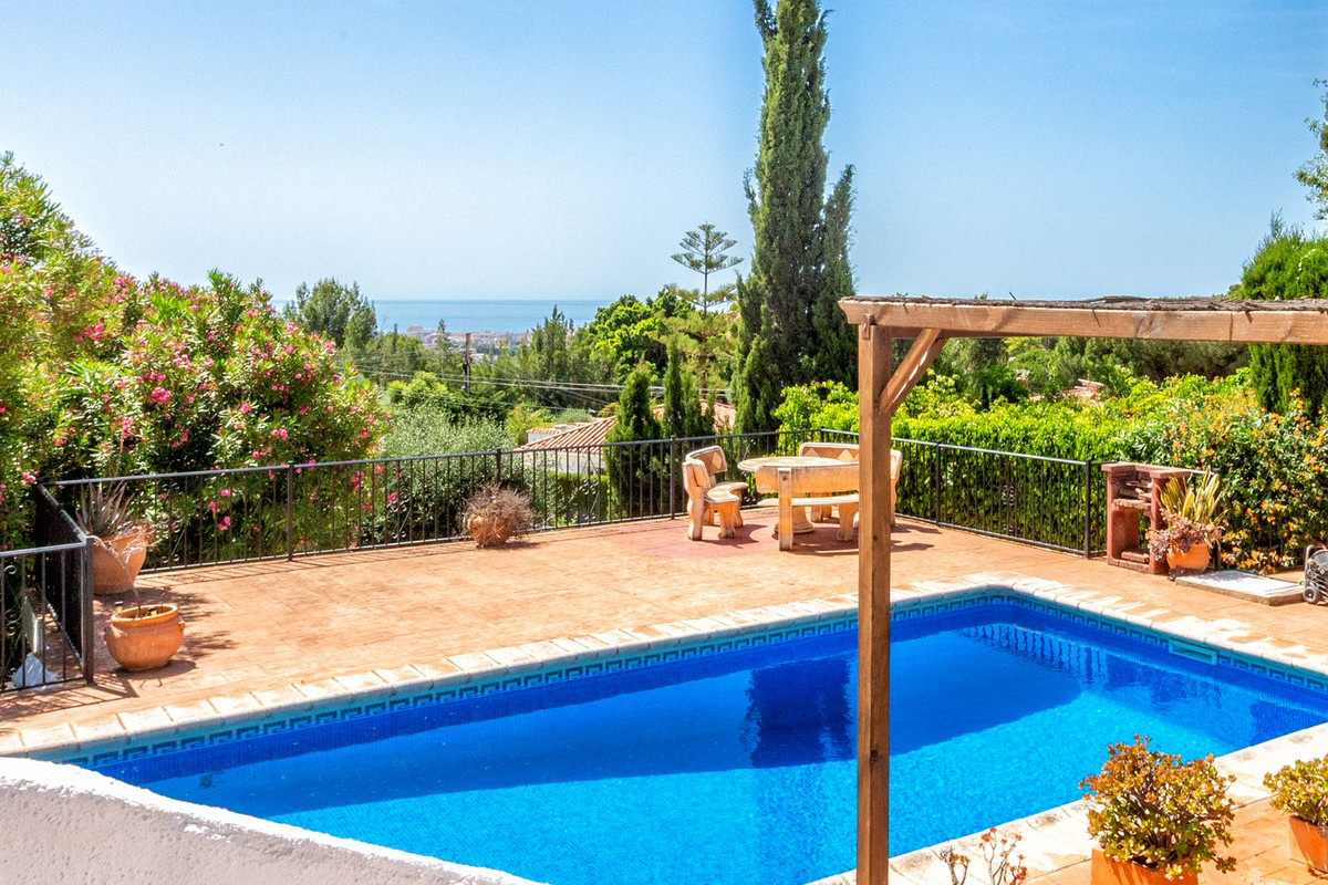 Casa de 6 Dormitorios y 4 Baños en venta en Mijas
