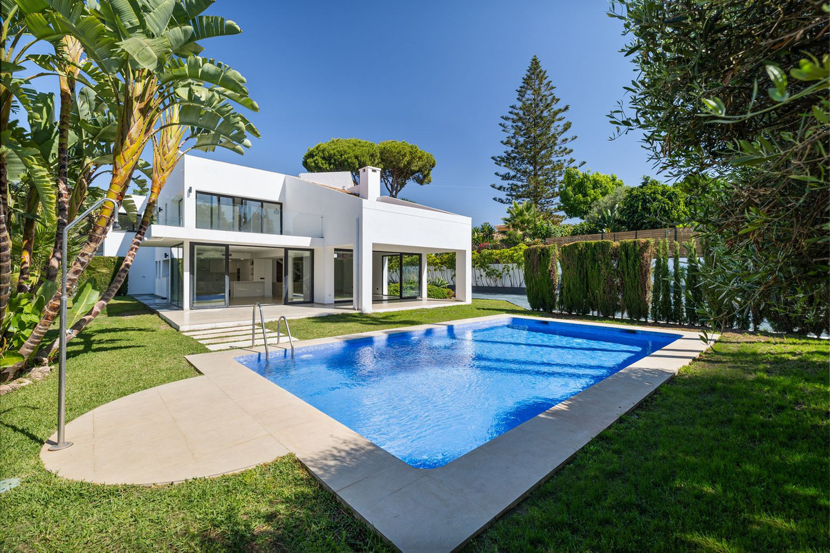 Casa de 4 Dormitorios y 4 Baños en venta en San Pedro de Alcántara