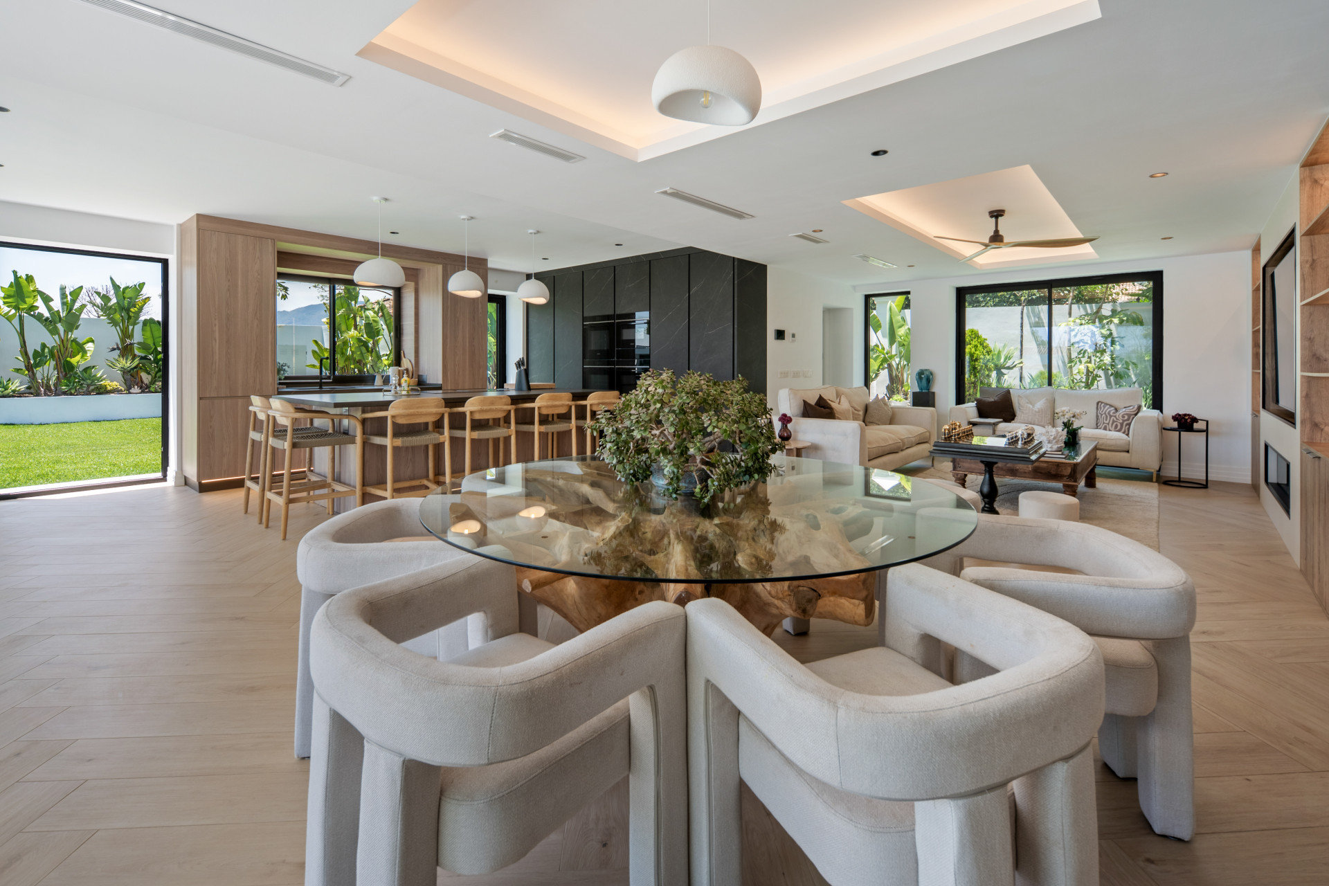 Casa de 6 Dormitorios y 7 Baños en venta en Estepona