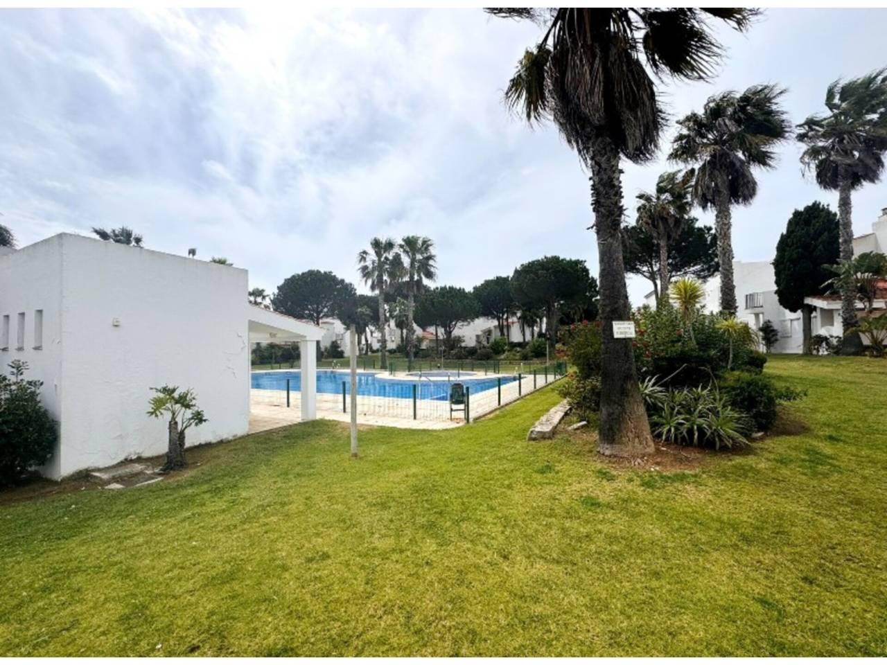 Casa Adosada de 3 Dormitorios y 2 Baños en venta en Chiclana de la Frontera