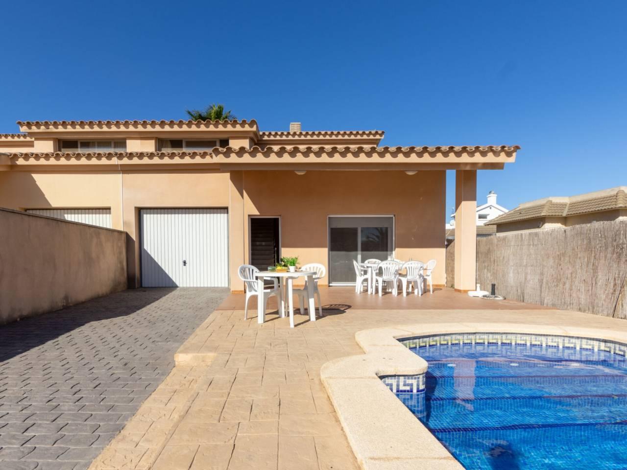 Casa Adosada de 4 Dormitorios y 2 Baños en venta en Deltebre