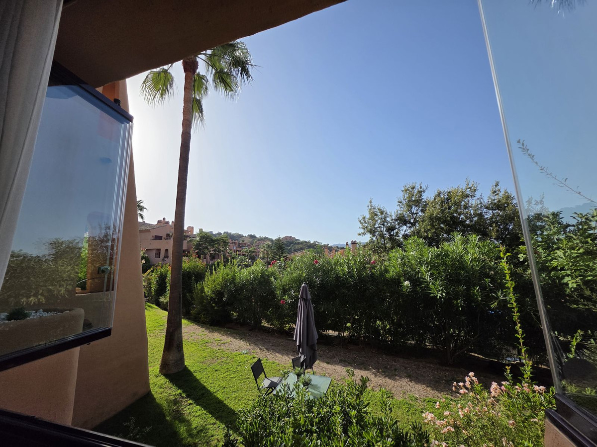 Piso de 2 Dormitorios en venta en La Mairena, Marbella