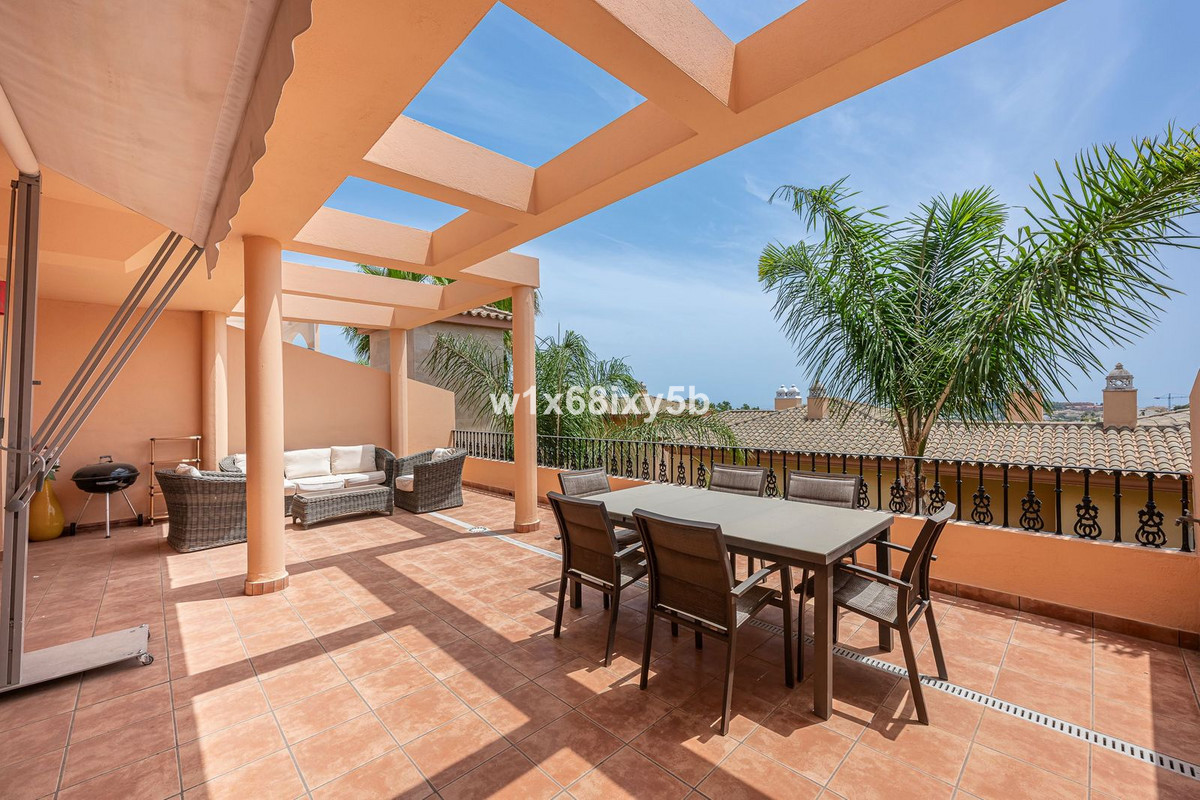 Piso de 2 Dormitorios y 3 Baños en venta en Nueva Andalucía, Marbella