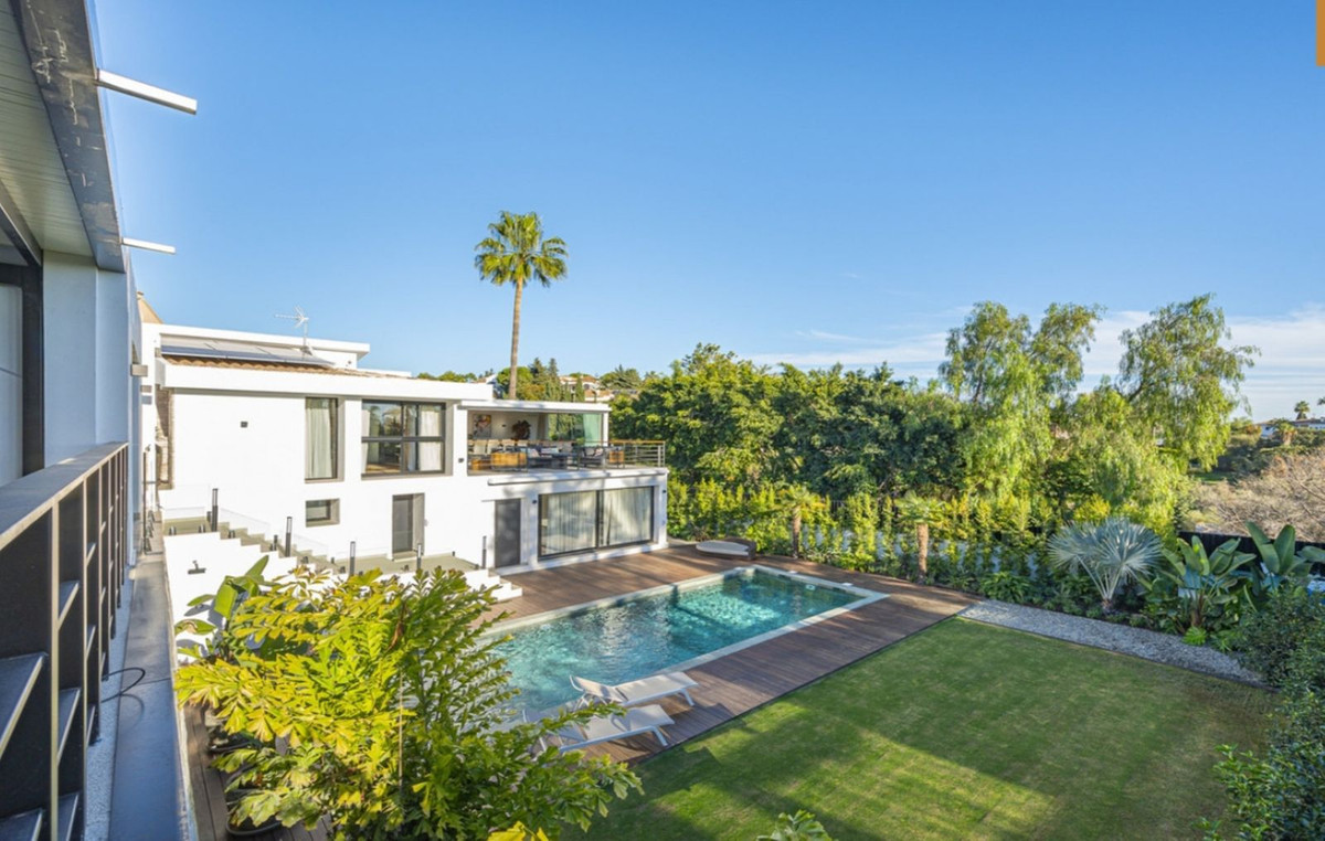 Casa de 5 Dormitorios y 7 Baños en venta en El Rosario, Marbella